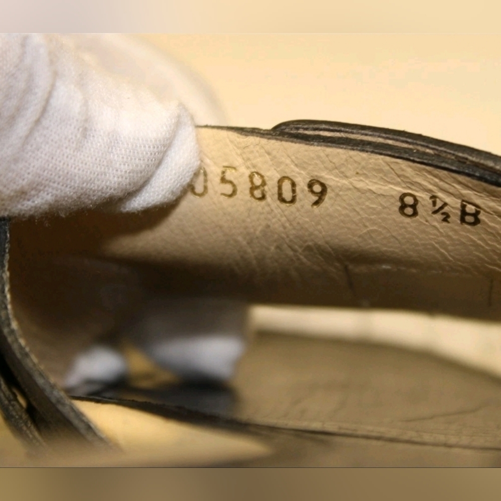 Gucci Slides Womens Size 8.5 B Embossed Leather Buckle Sandals Italy Shoes - Picture 11 of 16